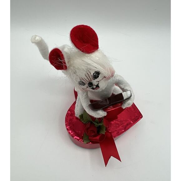 Annalee Doll 2007 Sweet on You Valentine’s Day Mouse with Chocolate & Roses 5” - Picture 2 of 9